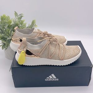 Women’s Nike Sneakers size 7.5 new